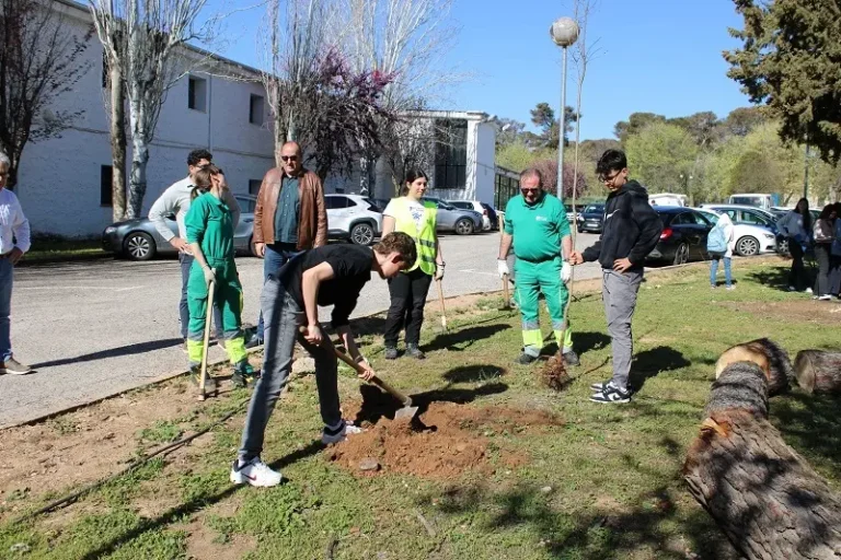 Alumnos del IES Bernardo de Balbuena recuperan las zonas verdes de Valdepeñas